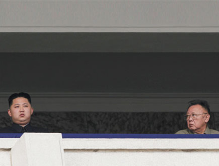 קים ג'ונג און ביחד עם אביו צילום AP (צילום: AP)