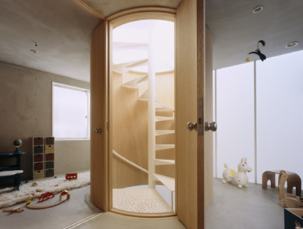 בית בהריון, דלת מדרגות (צילום: nakam.info)
