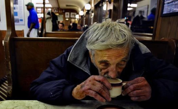 קשיש שותה קפה (מתוך העמוד של סטטוסים מצייצים) (צילום:  Photo by Flash90)