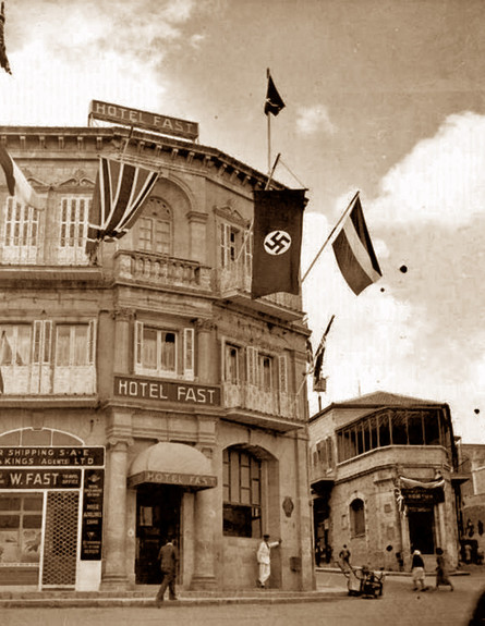 דגל עם צלב קרס מעל מלון פאסט בירושלים (צילום: צבי אורון, הארכיון הציוני)