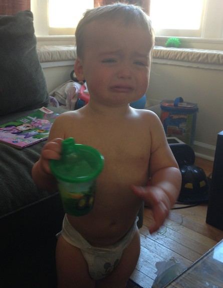 צ'ארלי בוכה - רוצה מיץ (צילום: גרג פמברוק מתוך הבלוג reasonsmysoniscrying)