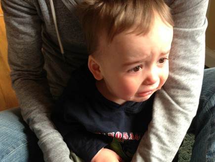 צ'ארלי בוכה - רצה לנעול לבד (צילום: גרג פמברוק מתוך הבלוג reasonsmysoniscrying)