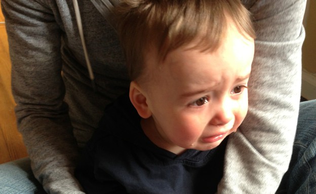 צ'ארלי בוכה - רצה לנעול לבד (צילום: גרג פמברוק מתוך הבלוג reasonsmysoniscrying)