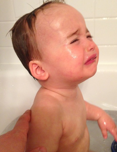 צ'ארלי בוכה - אמבטיה (צילום: גרג פמברוק מתוך הבלוג reasonsmysoniscrying)