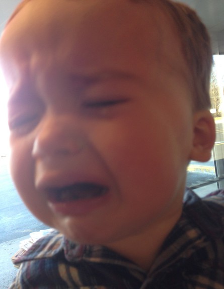 צ'ארלי בוכה - במסעדה (צילום: גרג פמברוק מתוך הבלוג reasonsmysoniscrying)
