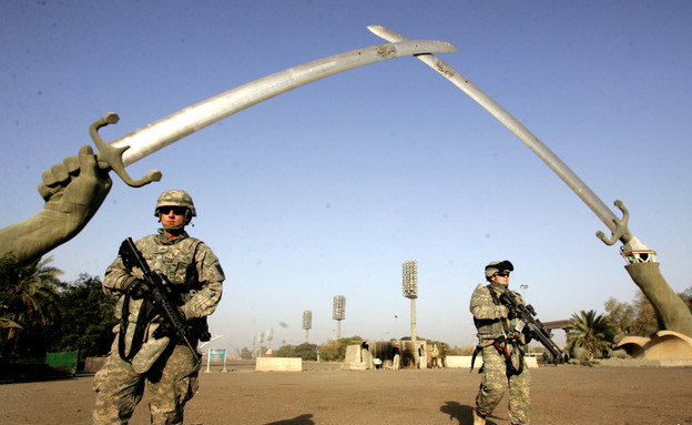 הקשתות המפורסמות עם החיילים האמיקרנים מתחת צילום גטי (צילום: Wathiq Khuzaie, GettyImages IL)