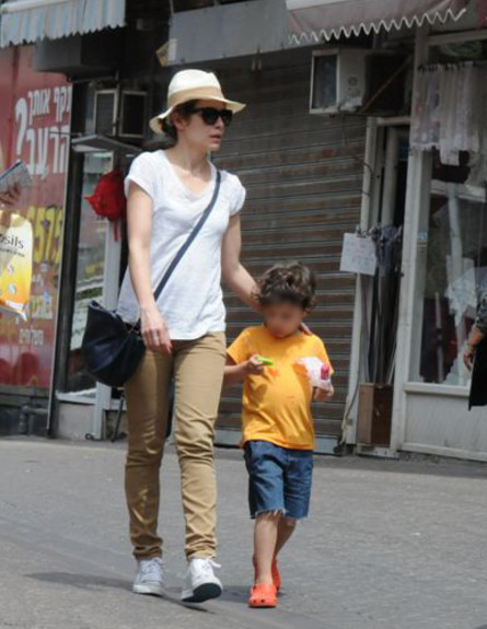 מילי אביטל עם הילד מטיילת בישראל (צילום: ברק פכטר)