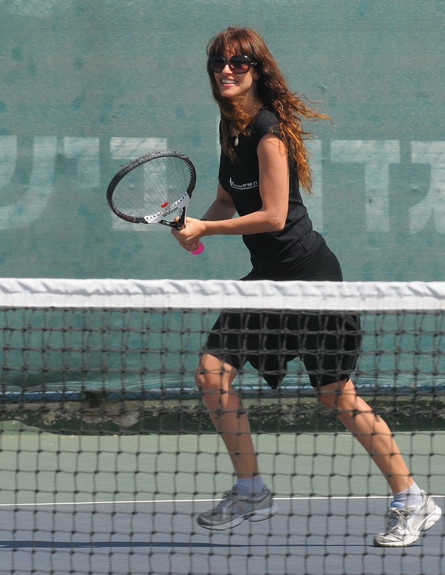 שירלי בוגנים משחקת טניס (צילום: רועי קסטרו)