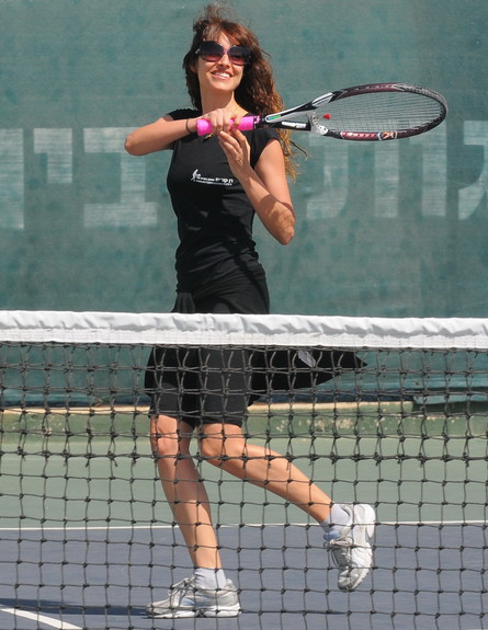 שירלי בוגנים משחקת טניס (צילום: רועי קסטרו)