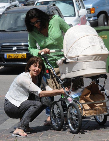 נעמה קסרי אחרי לידה עם בעלה והילדה (צילום: ברק פכטר)