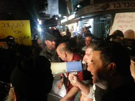 הפגנה נגד לפיד, הערב בתל אביב (צילום: איתי פליבה)