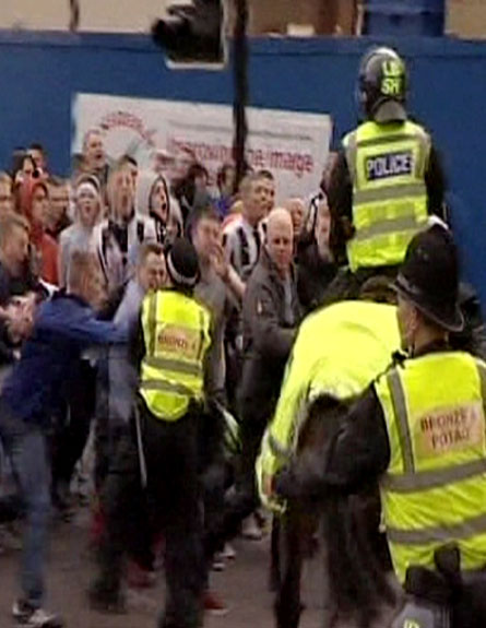 צפו: מהומות אוהדים בצפון אנגליה (צילום: רויטרס)