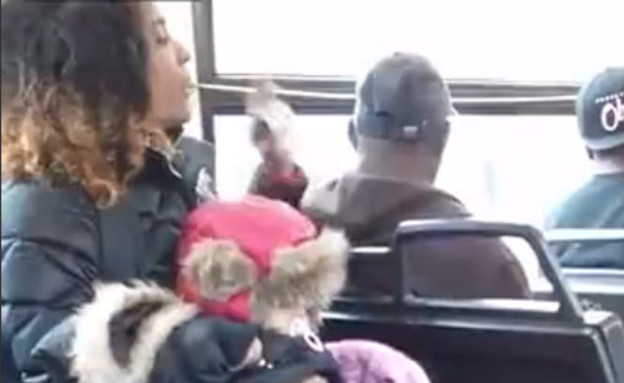 אימא זורקת את הילד באוטובוס