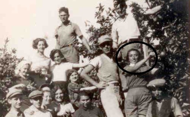 family pics- שנות ה-30 בפרדס- אסתר עומדת על הסולם