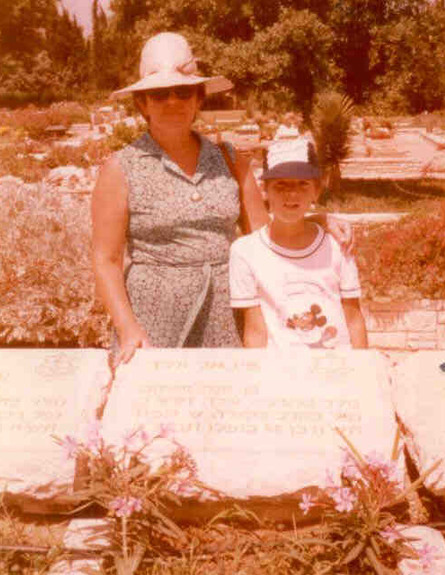 family picשנות ה-70 זיו ואמו נירה ליד קברו של האב