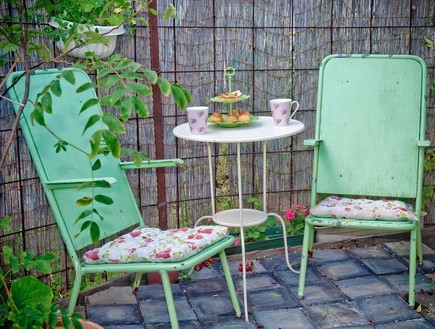 בית סויטלמן, כיסאות בחצר (צילום: שרון וקס)