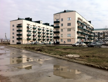 בניינים בצ'צ'ניה (צילום: אילן גורן, מוסקבה)