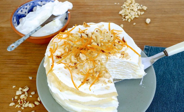 עוגת קרפים עם רום, תפוז ואגוזי לוז (צילום: נעמי אבליוביץ', השף הלבן, תנובה)