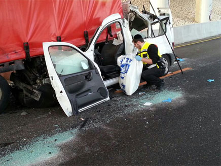 התאונה הקטלנית בכביש 4 (צילום: בועז בן ארי)