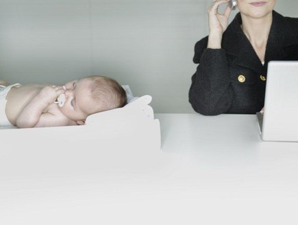 אמא קרייריסטית תינוק (צילום: ThinkStock, Getty images)