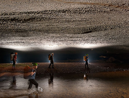 הולכים במים, המערה הגדולה בעולם (צילום: lostateminor.com)