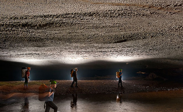 הולכים במים, המערה הגדולה בעולם