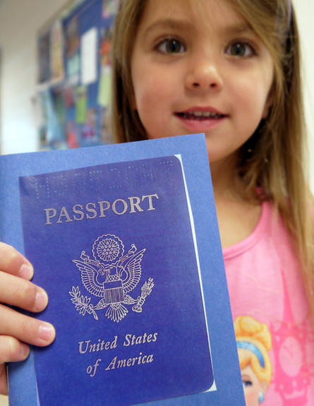 עלמה גל מחזיקה דרכון וירטואלי (צילום: תומר ושחר צלמים)