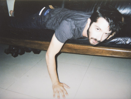 רן דנקר על הספה צילום יניב אדרי (צילום: יניב אדרי)