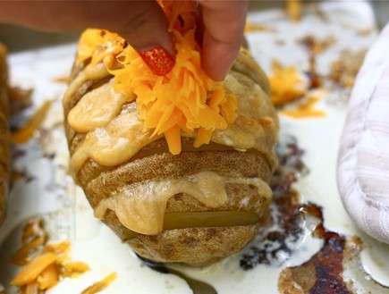 תפוח האדמה הכי מושחת שיש - מוסיפים עוד קצת גבינה (צילום: מתוך tastykitchen.com)