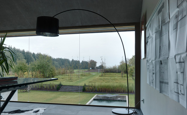 בלגיה בית ונוי, מנורה עומדת (צילום: MASSIV-PASSIV.LU)