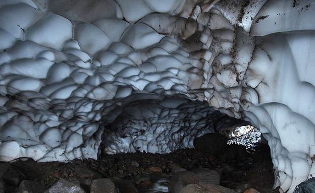 מערת קרח בקמצ'טקה (צילום: amusingplanet.com)