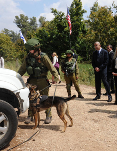 שר ההגנה האמריקני בסיור במתקן אדם (צילום: אלון בסון)