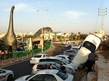 הפך לארטקציה בפני עצמה. הרכב שהתהפך (צילום: מתן חצרוני, חדשות 2)