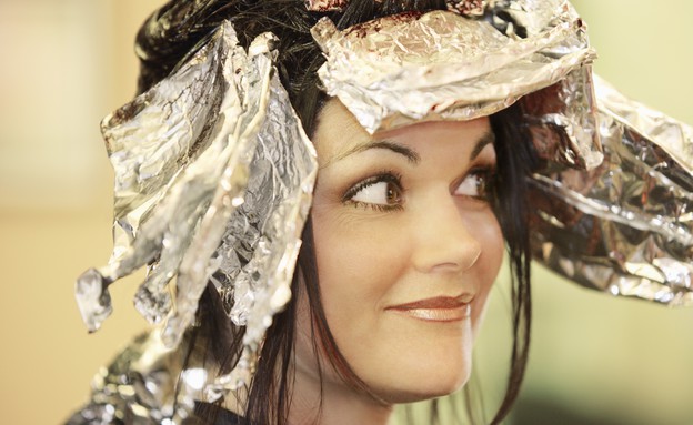 אישה צובעת שיער- משבר (צילום: Thinkstock)
