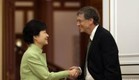 ביל גייטס לוחץ את ידה של נשיאת דרום קוריאה