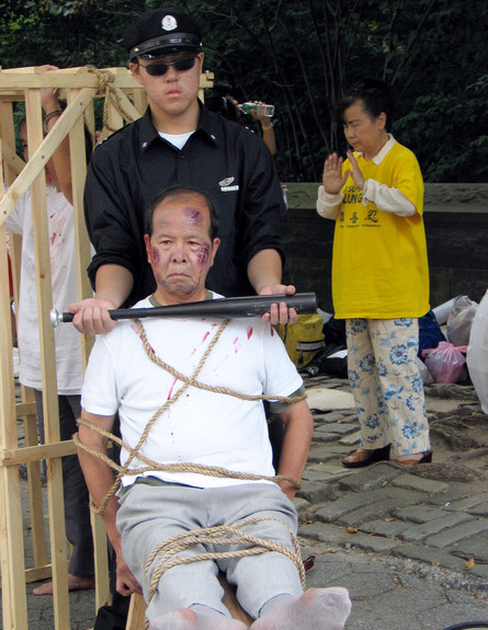 פאלון גונג - הדגמה של טכניקות עינויים (צילום: Michel Porro, GettyImages IL)