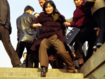 פאלון גונג - שוטרים בבייג'ין עוצרים אישה (צילום: Getty Images, GettyImages IL)