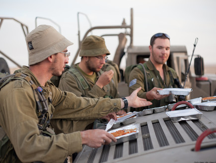 חיילים אוכלים (צילום: דן ג'וספסון)