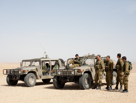 חיילים ליד רכבים צבאיים (צילום: דן ג'וספסון)