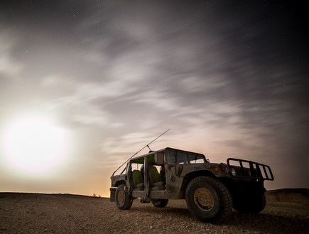 רכב צבאי בשטח  (צילום: דן ג'וספסון)