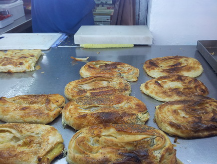 שוק הכרמל: בורקס טורקי אמיתי, כל מיני (צילום: דנה בר-אל שוורץ, mako אוכל)