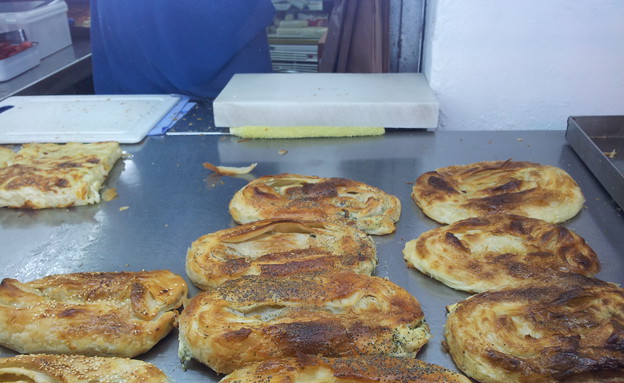 שוק הכרמל: בורקס טורקי אמיתי, כל מיני (צילום: דנה בר-אל שוורץ, אוכל טוב)