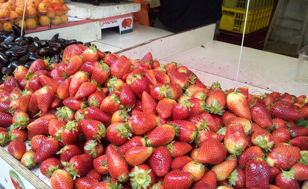 שוק הכרמל: תותים בתפזורת (צילום: דנה בר-אל שוורץ, mako אוכל)