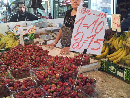 שוק הכרמל: תותים (צילום: דנה בר-אל שוורץ, mako אוכל)