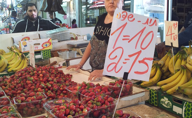 שוק הכרמל: תותים (צילום: דנה בר-אל שוורץ, אוכל טוב)