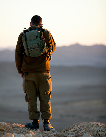 חייל בשטח  (צילום: דן ג'וספסון)