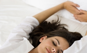 אישה מתמתחת במיטה- אוננות (צילום: Thinkstock)