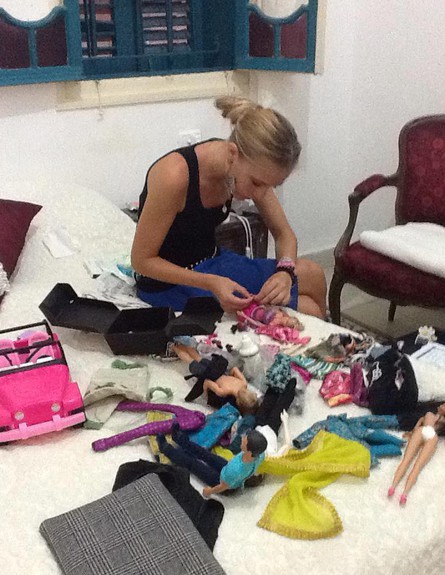 מריה תופרת בגדים לברבי (צילום: מתוך העמוד www.facebook.com/BarbieLovesIsrael)