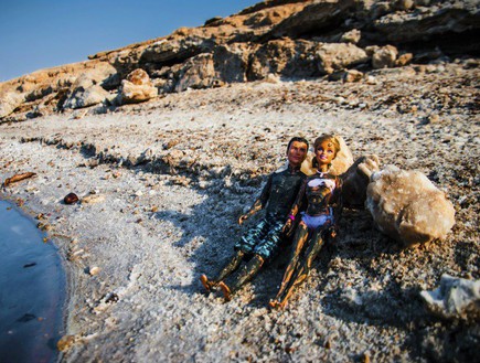 מרוחים בבוץ, קן וברבי בישראל (צילום: מתוך העמוד www.facebook.com/BarbieLovesIsrael, החברה להגנת הטבע)