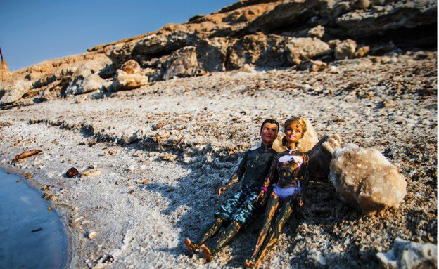 מרוחים בבוץ, קן וברבי בישראל (צילום: מתוך העמוד www.facebook.com/BarbieLovesIsrael, החברה להגנת הטבע)